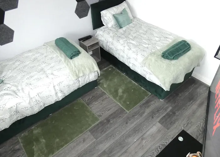 Spacious 4 Bed Maisonette Close To Salford Quays And With Smart Tvs And Netflix Perfect For Families And Contractors Apartamento