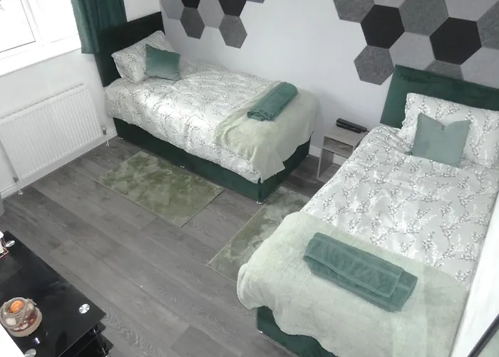 Spacious 4 Bed Maisonette Close To Salford Quays And With Smart Tvs And Netflix Perfect For Families And Contractors * Manchester