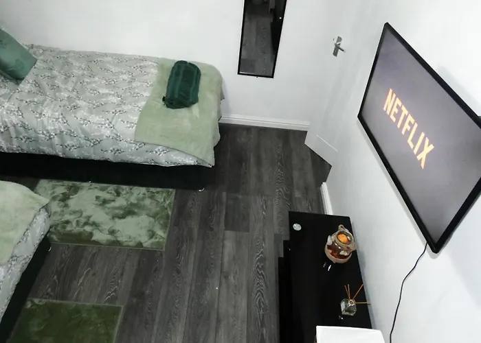 Spacious 4 Bed Maisonette Close To Salford Quays And With Smart Tvs And Netflix Perfect For Families And Contractors