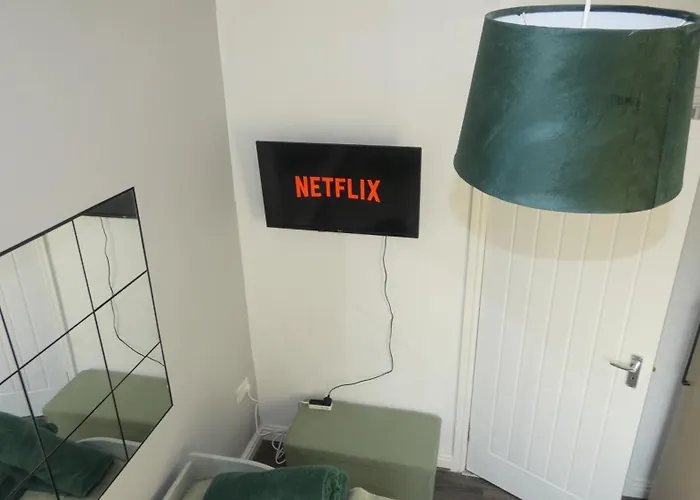 아파트 Spacious 4 Bed Maisonette Close To Salford Quays And With Smart Tvs And Netflix Perfect For Families And Contractors