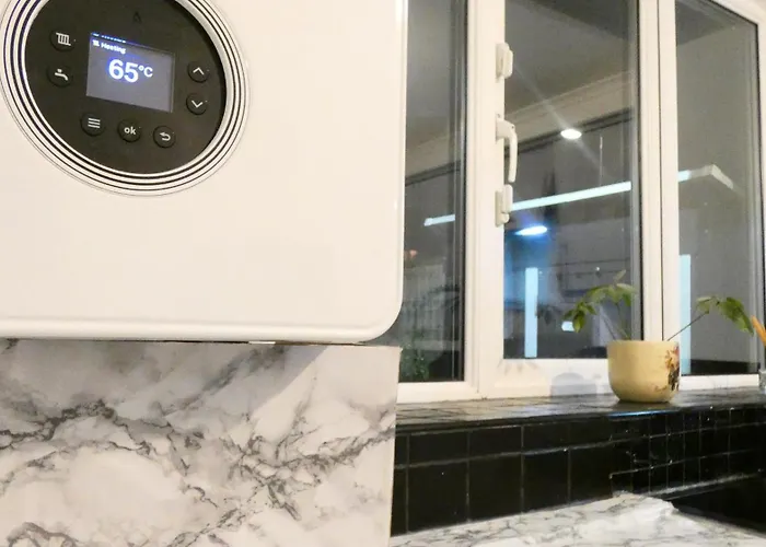 Spacious 4 Bed Maisonette Close To Salford Quays And With Smart Tvs And Netflix Perfect For Families And Contractors *