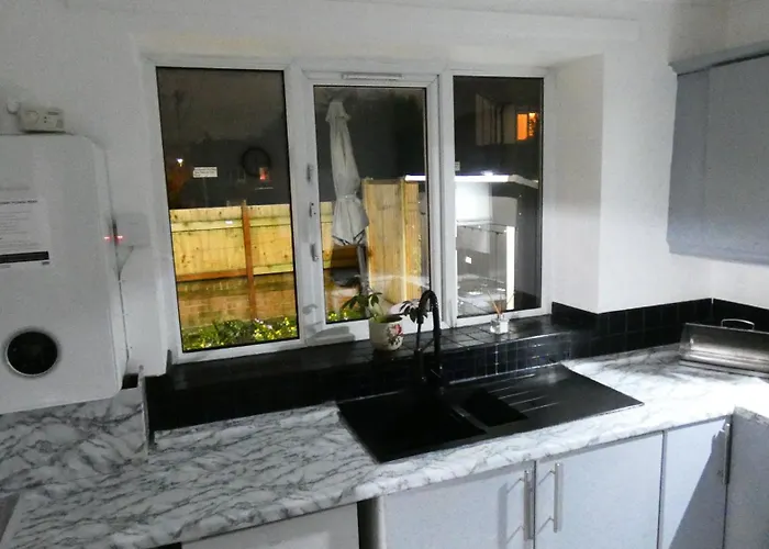 Spacious 4 Bed Maisonette Close To Salford Quays And With Smart Tvs And Netflix Perfect For Families And Contractors Appartement