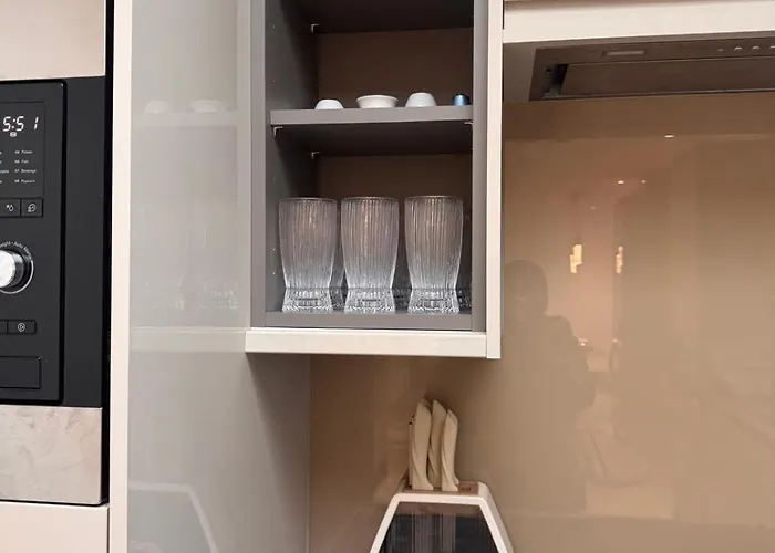 Villa Luxury 6 Bed Near Centre With Cinema & Games 5 Bathrooms *