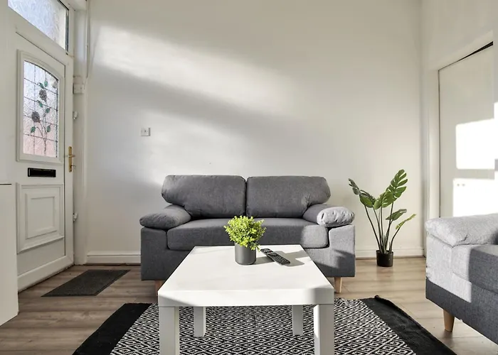 Athol House, Near Old Trafford, Free Parking *