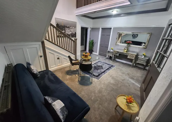 Charming Tudor White House Free Wifi Holiday home *