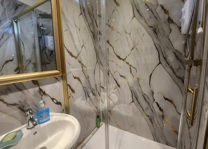 Charming Tudor White House Free Wifi Holiday home Manchester