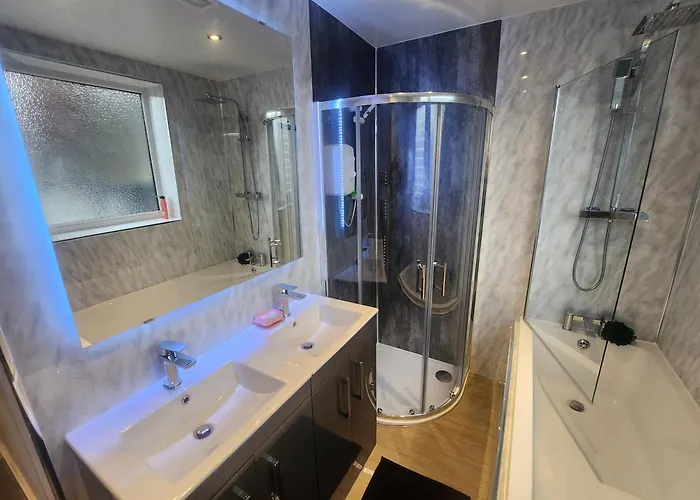 Charming Tudor White House Free Wifi Holiday home *