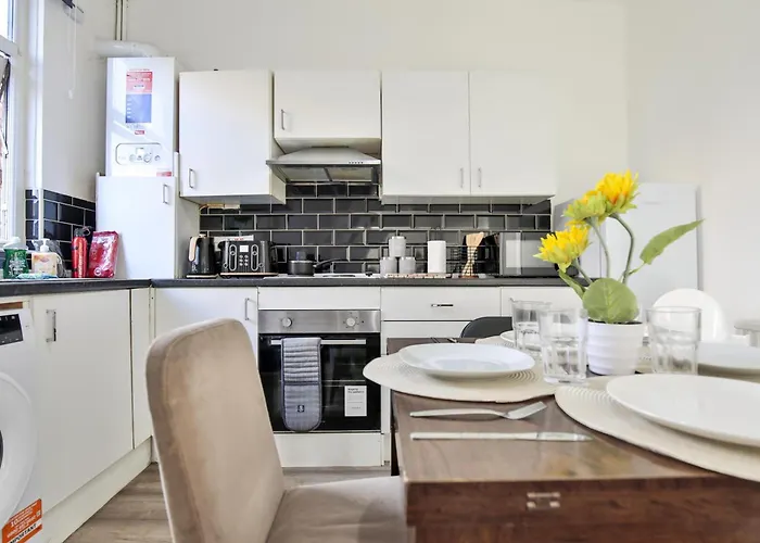 Athol House, Near Old Trafford, Free Parking *