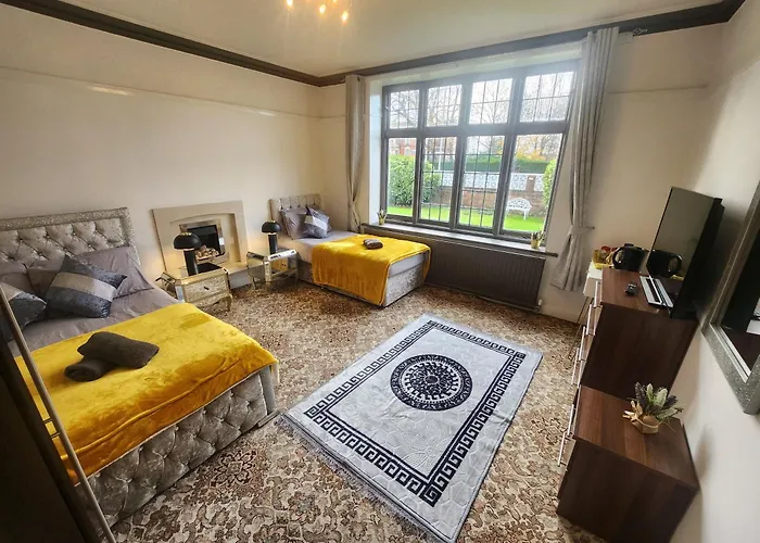 Charming Tudor White House Free Wifi *