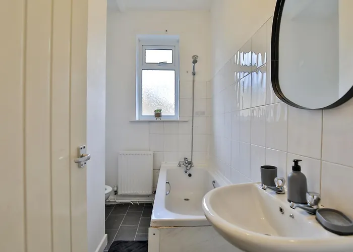 Athol House, Near Old Trafford, Free Parking *