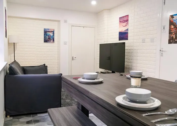 Modern 4-bed Retreat In Prestwich, Perfect For Weekend Getaways *