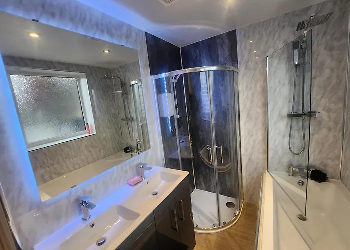 Charming Tudor White House Free Wifi Holiday home