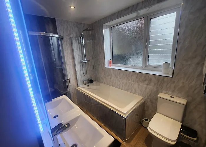 Charming Tudor White House Free Wifi Holiday home