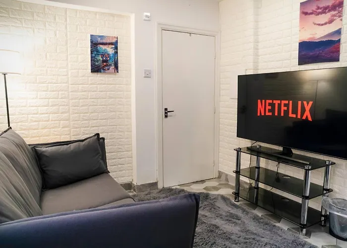 Modern 4-bed Retreat In Prestwich, Perfect For Weekend Getaways *