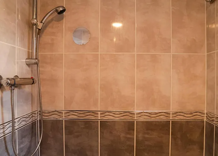 Modern 4-bed Retreat In Prestwich, Perfect For Weekend Getaways *