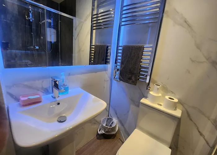 Charming Tudor White House Free Wifi Casa vacanze Manchester