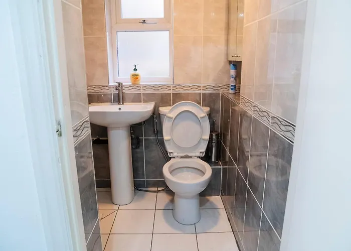 別荘 Modern 4-bed Retreat In Prestwich, Perfect For Weekend Getaways