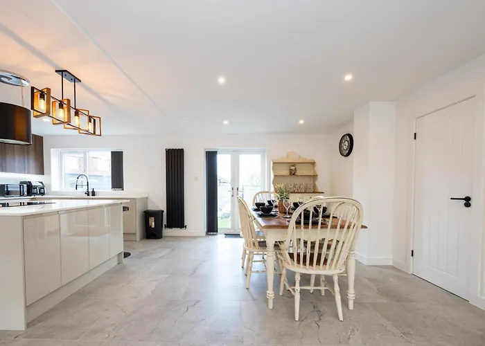 Modern 5-bed Ev Centre 10 Min