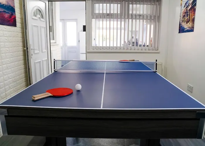 Modern 4-bed Retreat In Prestwich, Perfect For Weekend Getaways 別荘 *