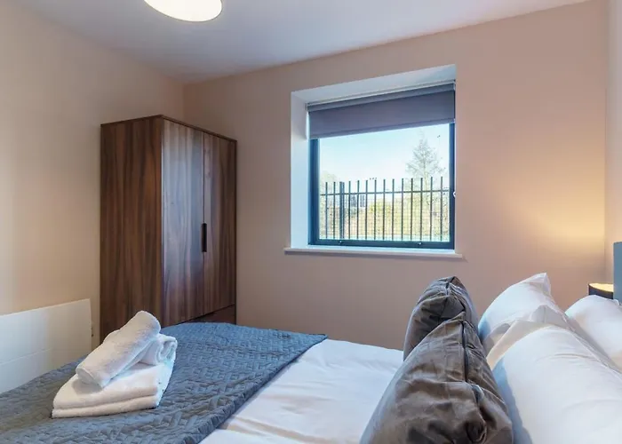 Spacious Salford Quays Apartment, Prime Location Lejlighed