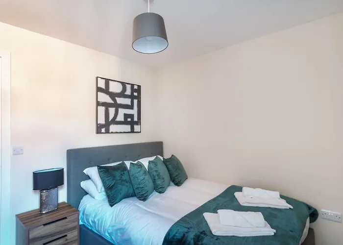 For 2 Salford Amenities Apartment *