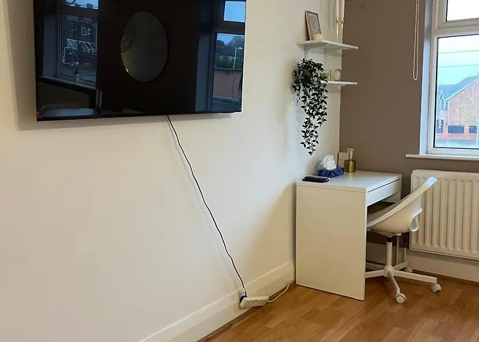 The Cotton Mill Hideaway - One Bedroom - Free Parking Near Etihad Stadium & Coop Live Apartment *