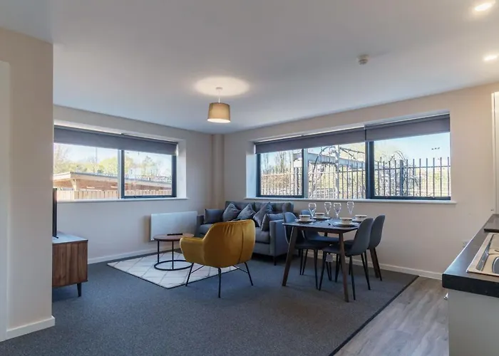 Spacious Salford Quays Apartment, Prime Location