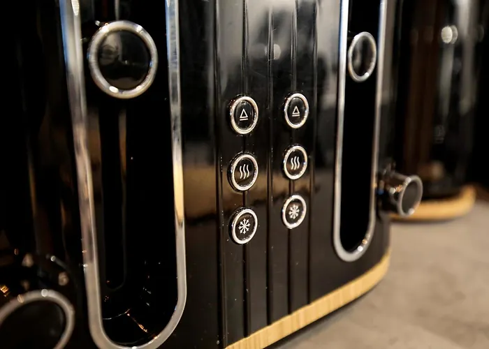 Modern 2 Bed, 2 Bath With Ensuite By Avalora Short Lets & Serviced Salford, Near Tram Manchester, Train Station, Parking 맨체스터