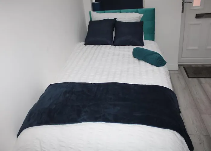 Cosy - 15 Mins Drive To