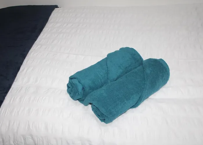 Cosy - 15 Mins Drive To