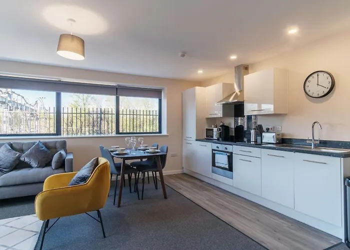 Spacious Salford Quays Apartment, Prime Location *