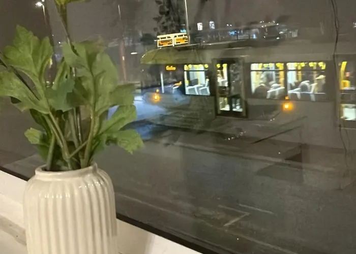 The Cotton Mill Hideaway - One Bedroom - Free Parking Near Etihad Stadium & Coop Live Apartment *