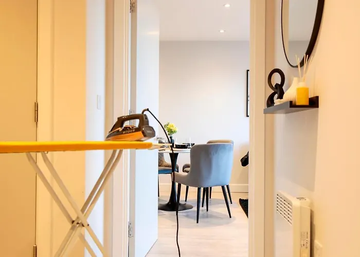 Modern 2 Bed, 2 Bath With Ensuite By Avalora Short Lets & Serviced Salford, Near Tram Manchester, Train Station, Parking Apartment *