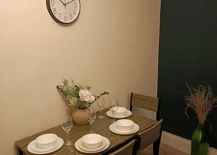 #85 Stylish Salford Free Parking Sleeps 6 *