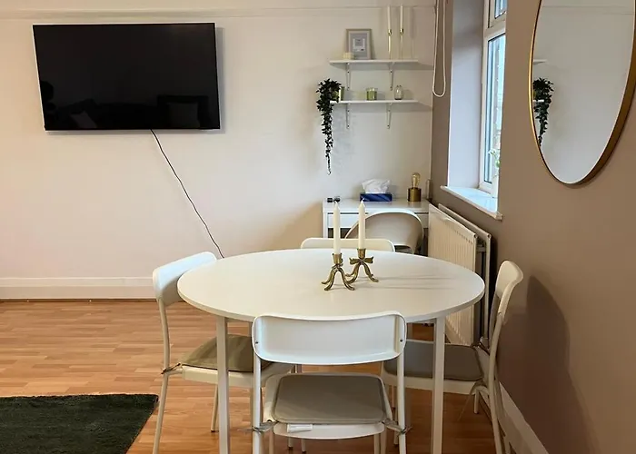 The Cotton Mill Hideaway - One Bedroom - Free Parking Near Etihad Stadium & Coop Live * Manchester