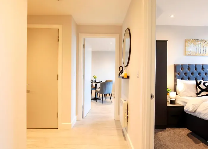 Modern 2 Bed, 2 Bath With Ensuite By Avalora Short Lets & Serviced Salford, Near Tram Manchester, Train Station, Parking *