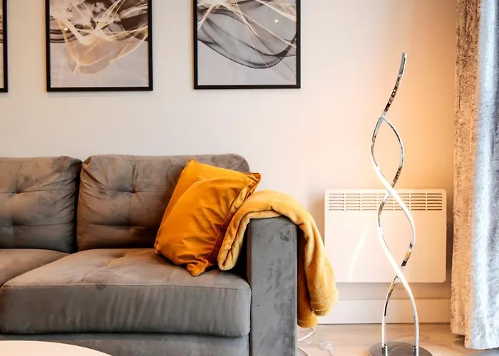 Modern 2 Bed, 2 Bath With Ensuite By Avalora Short Lets & Serviced Salford, Near Tram Manchester, Train Station, Parking *