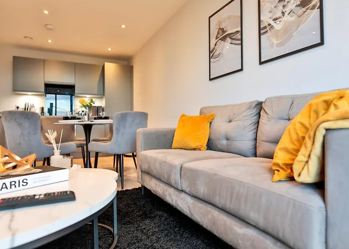 Modern 2 Bed, 2 Bath With Ensuite By Avalora Short Lets & Serviced Salford, Near Tram Manchester, Train Station, Parking *