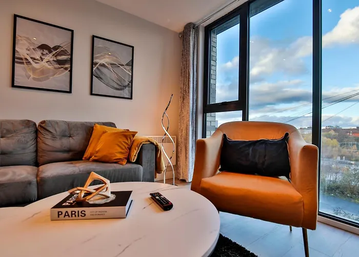 Modern 2 Bed, 2 Bath With Ensuite By Avalora Short Lets & Serviced Salford, Near Tram Manchester, Train Station, Parking Apartment
