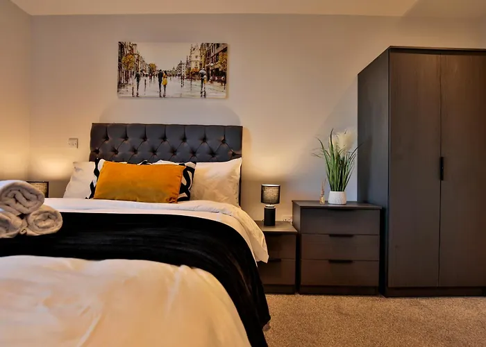 Apartment Modern 2 Bed, 2 Bath With Ensuite By Avalora Short Lets & Serviced Salford, Near Tram Manchester, Train Station, Parking