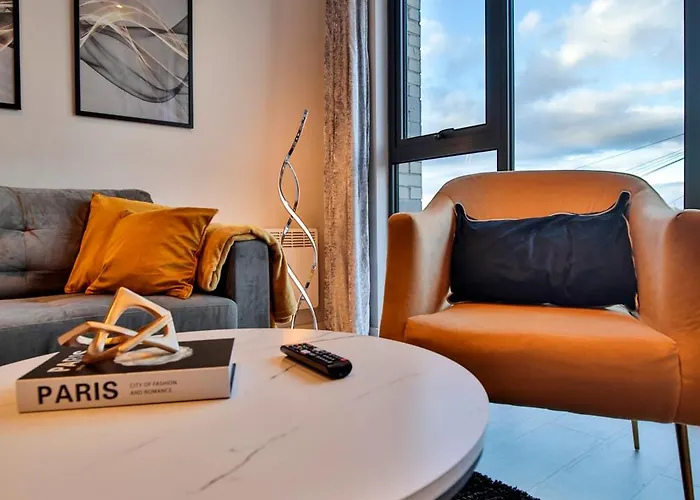 아파트 Modern 2 Bed, 2 Bath With Ensuite By Avalora Short Lets & Serviced Salford, Near Tram Manchester, Train Station, Parking