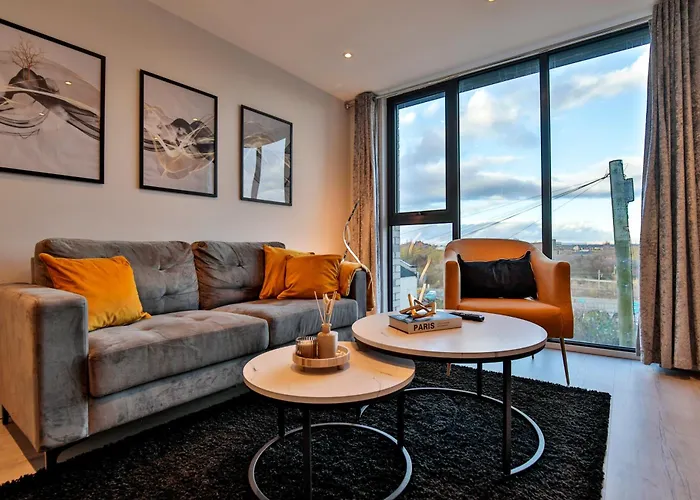 Modern 2 Bed, 2 Bath With Ensuite By Avalora Short Lets & Serviced Salford, Near Tram Manchester, Train Station, Parking * Manchester