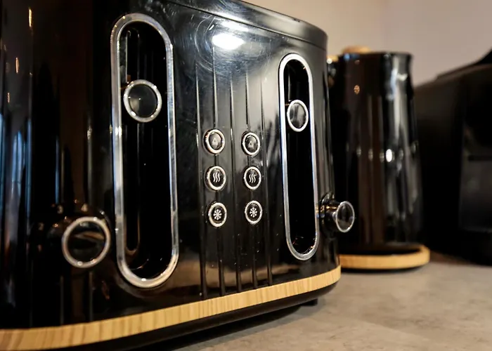 Modern 2 Bed, 2 Bath With Ensuite By Avalora Short Lets & Serviced Salford, Near Tram Manchester, Train Station, Parking *