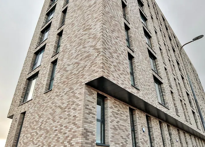 Apartment Modern 2 Bed, 2 Bath With Ensuite By Avalora Short Lets & Serviced Salford, Near Tram Manchester, Train Station, Parking *