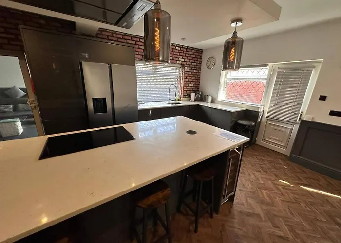 5br Jacuzzi, Garden & Parking Manchester