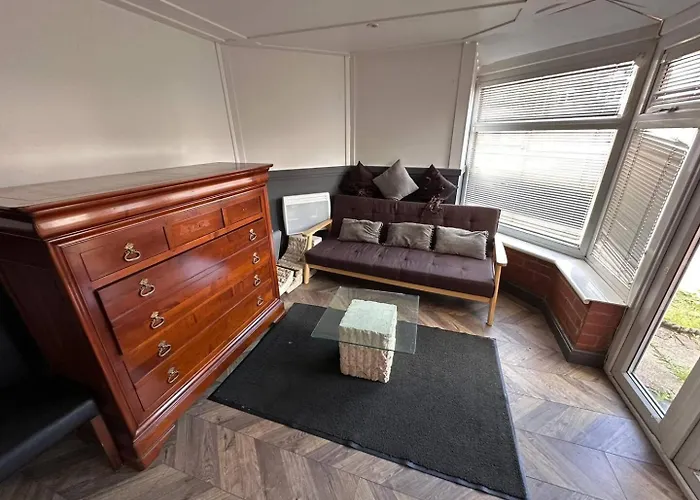 5br Jacuzzi, Garden & Parking Semesterbostad