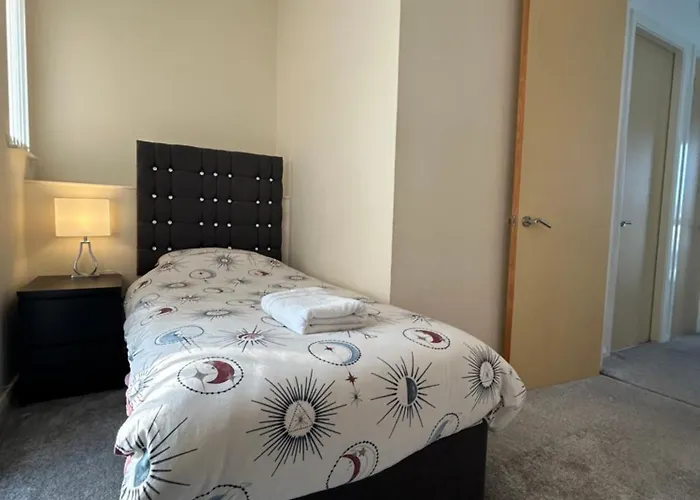 Comfortable 3-storey House With Free Car Parking Tatil Evi Manchester