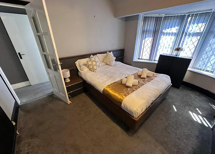 5br Jacuzzi, Garden & Parking Semesterbostad Manchester