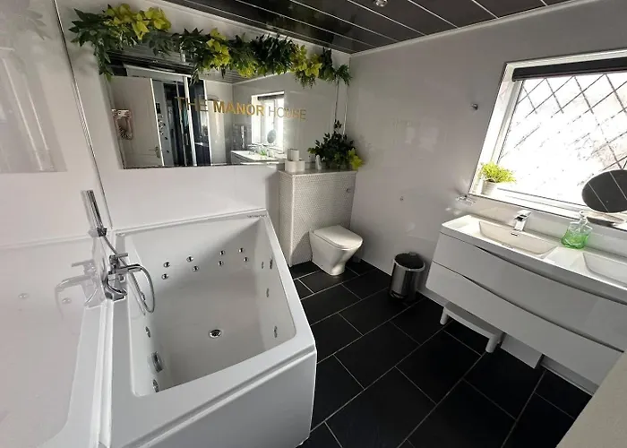 5br Jacuzzi, Garden & Parking Manchester