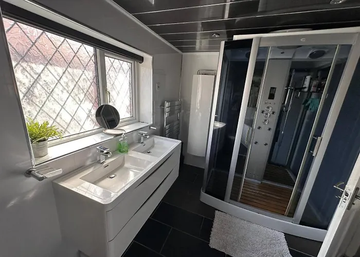 Semesterbostad 5br Jacuzzi, Garden & Parking